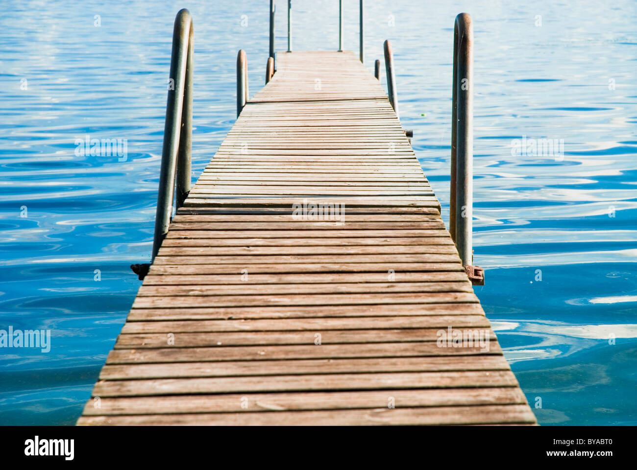Holzsteg am See, Schweden Stockfoto