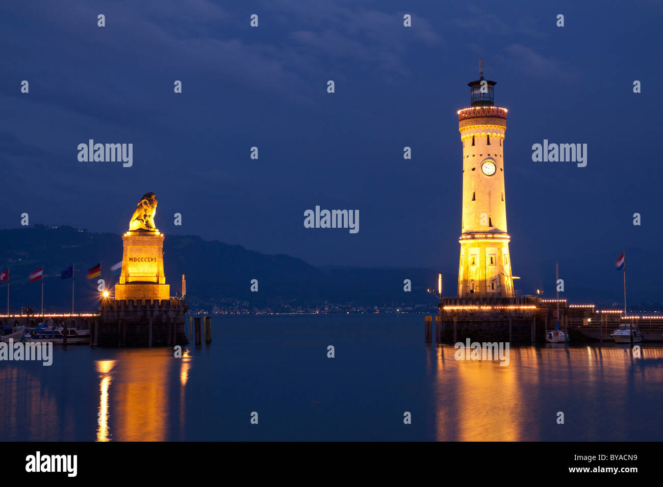 Leuchtturm und dem Bayerischen Löwen, Symbol der Stadt, an der Hafeneinfahrt von Lindau am Bodensee, Bayern Stockfoto