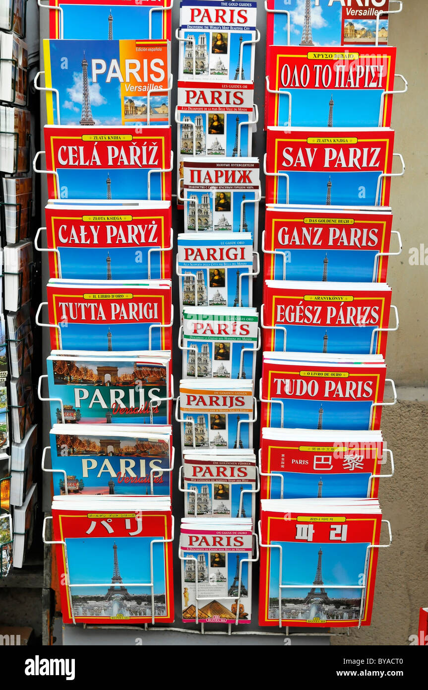 Reiseführer Bücher in verschiedenen Sprachen, Paris, Frankreich, Europa Stockfoto