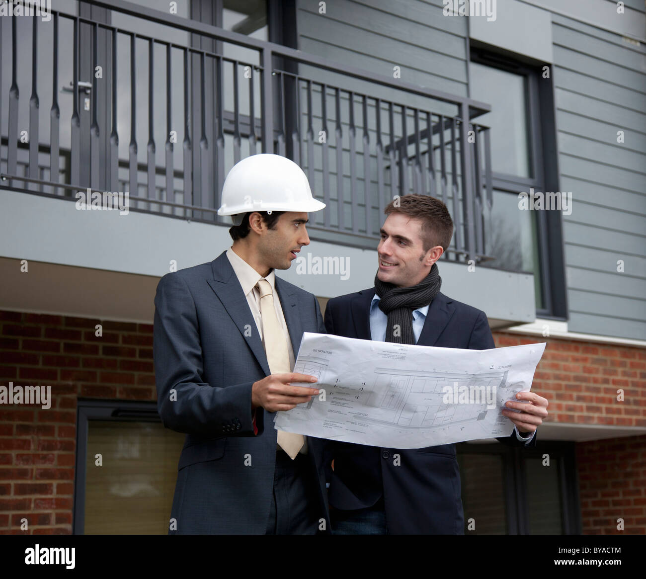 Entwickler im Gespräch mit Architekt Stockfoto