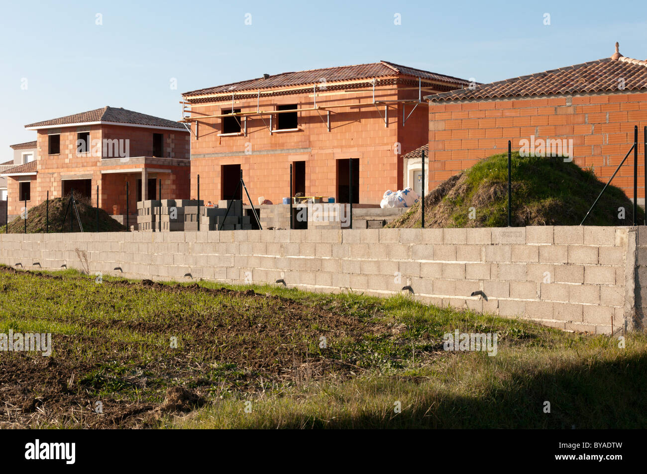 Eine neue Wohnsiedlung gebaut am Rande eines französischen Dorfes im Languedoc-Roussillon. Stockfoto