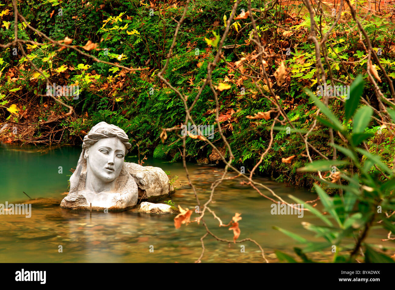 Die Statue der Nymphe Erkyna im Fluss mit dem gleichen Namen. Kria Federn, Livadia Stadt, Zentral-Griechenland Stockfoto