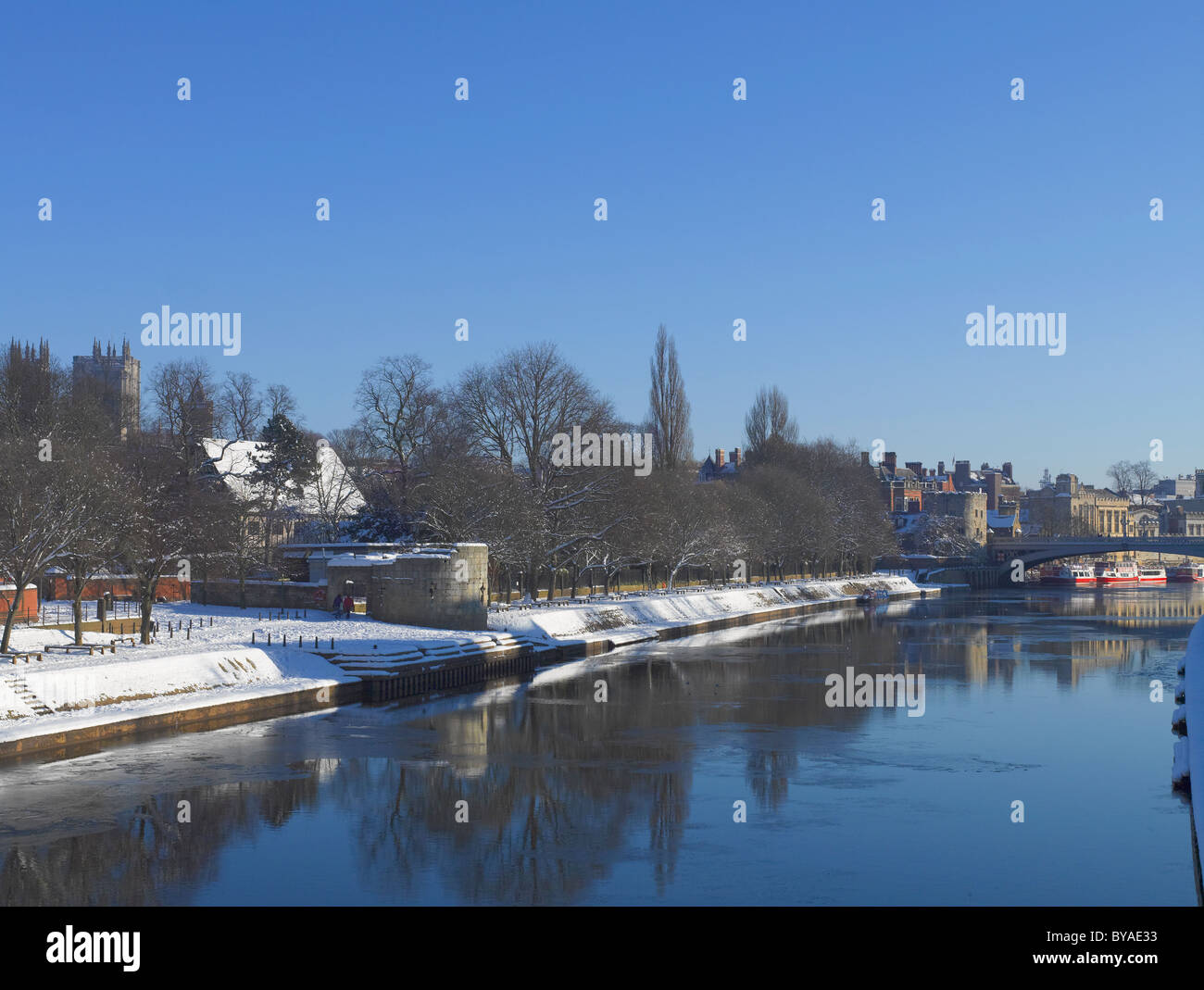 Blick auf den Spaziergang am Flussufer neben River Ouse und Lendal Bridge in der Winterszene York North Yorkshire England Vereinigtes Königreich GB Großbritannien Stockfoto