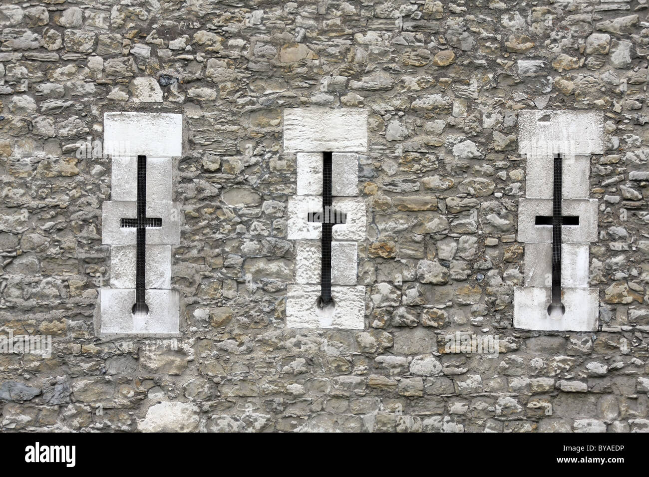 Pfeil Schlitz Fenster in eine Wand des Tower of London Stockfoto