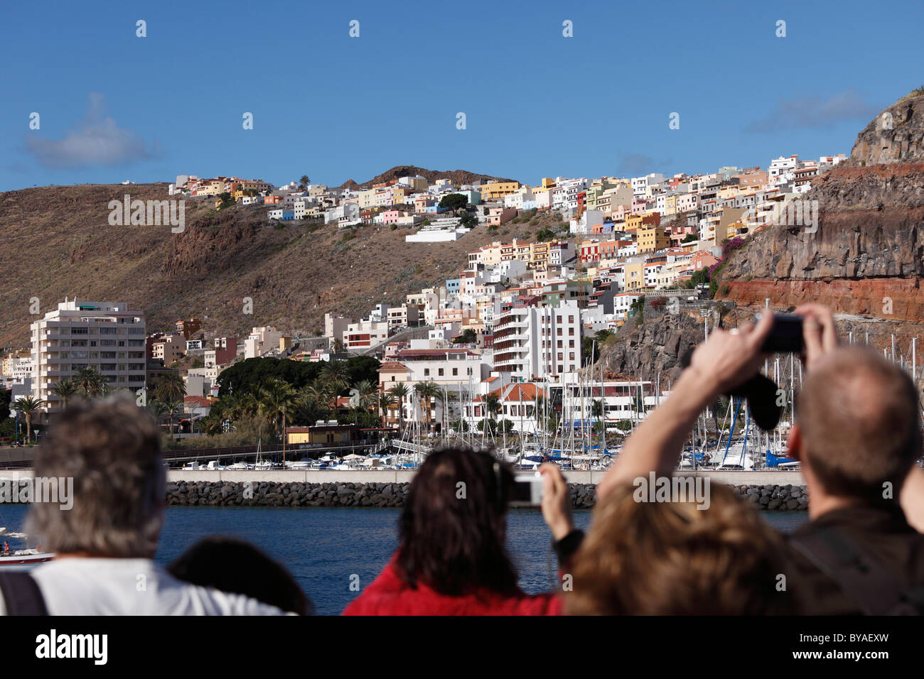 Touristen auf einer Fähre, die Bilder von San Sebastian De La Gomera, Insel La Gomera, Kanarische Inseln, Spanien, Europa Stockfoto