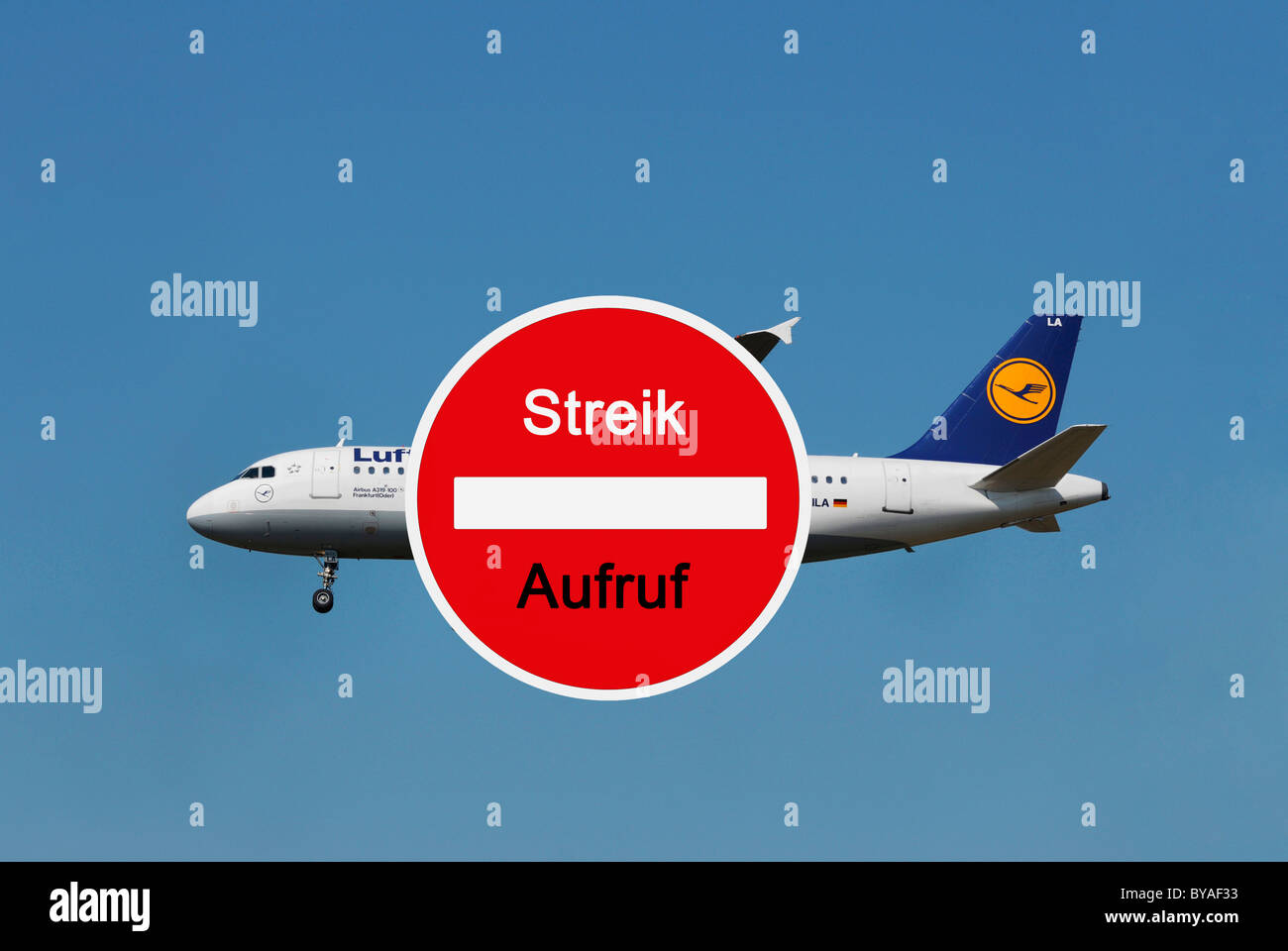 Schild mit Schriftzug "Streik Aufruf", Deutsch für "Aufruf zum Streik", melden Sie vor einer Lufthansa-Maschine Stockfoto