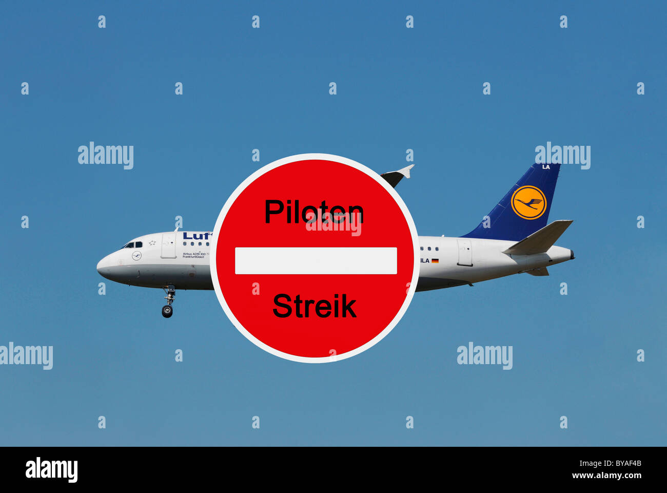 Schild mit Schriftzug "Piloten Streik", Deutsch für 'Piloten streiken' Lufthansa-Maschine Stockfoto