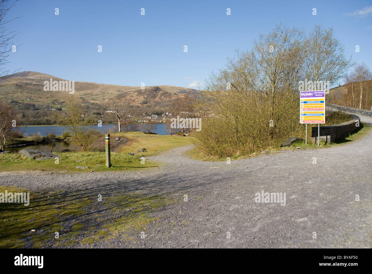 Llyn Padarn Country Park und Wanderwege zu unterzeichnen, mit Llanberis hinter Stockfoto