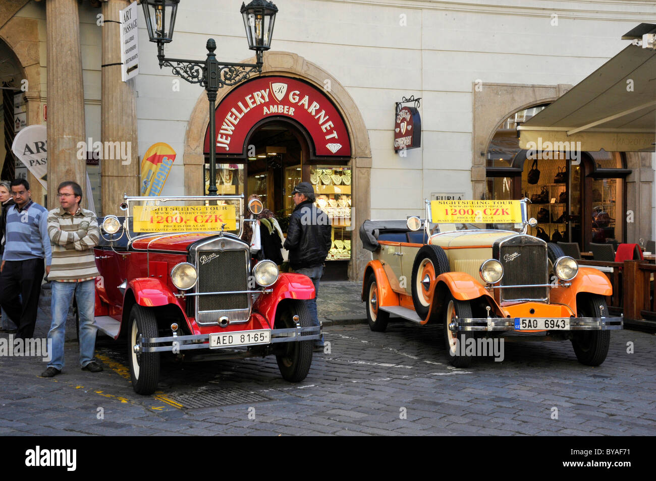 Oldtimer angeboten für Sightseeing Touren, kleiner Platz, Altstadt, Prag, Böhmen, Tschechische Republik, Europa Stockfoto