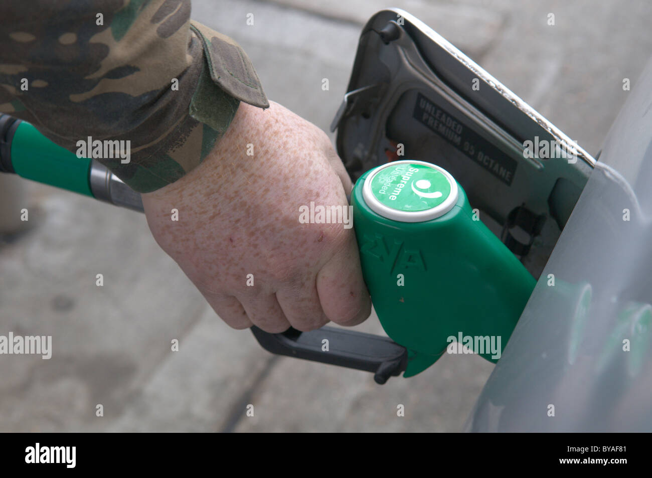 Befüllen mit Kraftstoff. unverbleites Benzin. de Stockfoto