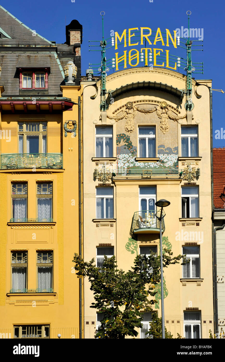 Giebel mit Schriftzug Meran Hotel im Art Nouveau Stil, Wenzelsplatz, Prag, Böhmen, Tschechische Republik, Europa Stockfoto