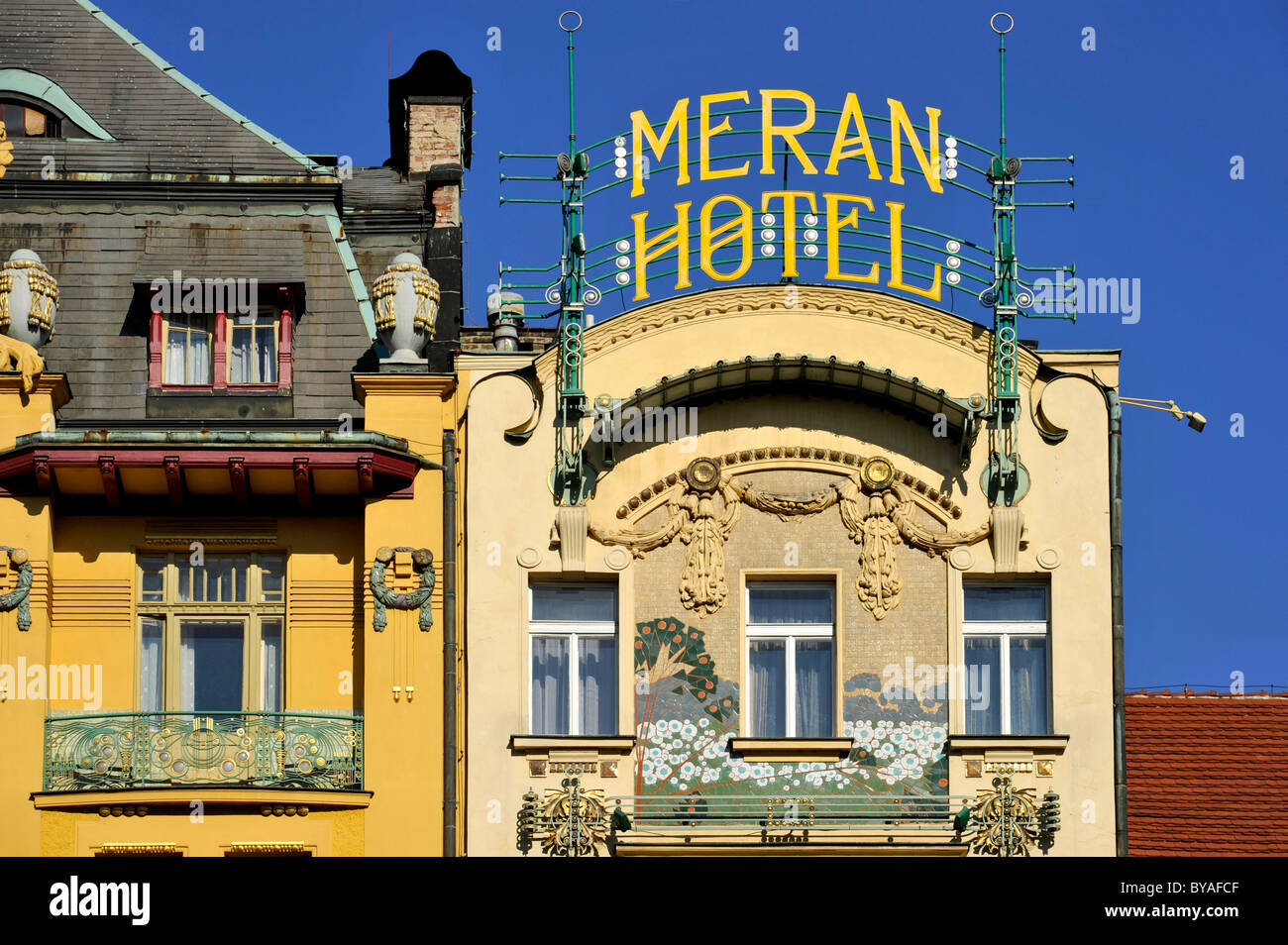 Giebel mit Schriftzug Meran Hotel im Art Nouveau Stil, Wenzelsplatz, Prag, Böhmen, Tschechische Republik, Europa Stockfoto