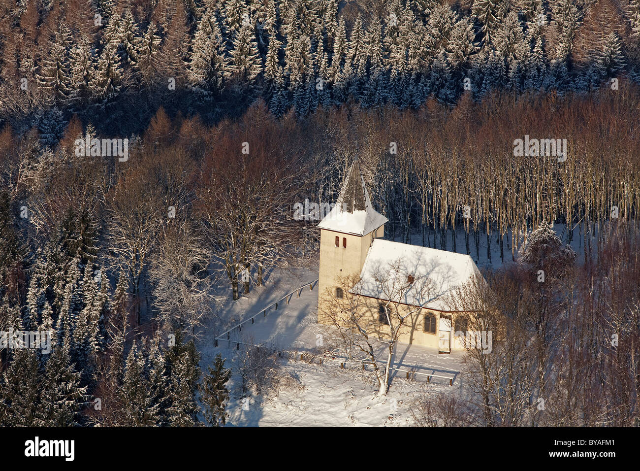 Luftbild, Kapelle am Mt. Fürstenberg, Schnee, Neheim, Ense, North Rhine-Westphalia, Deutschland, Europa Stockfoto