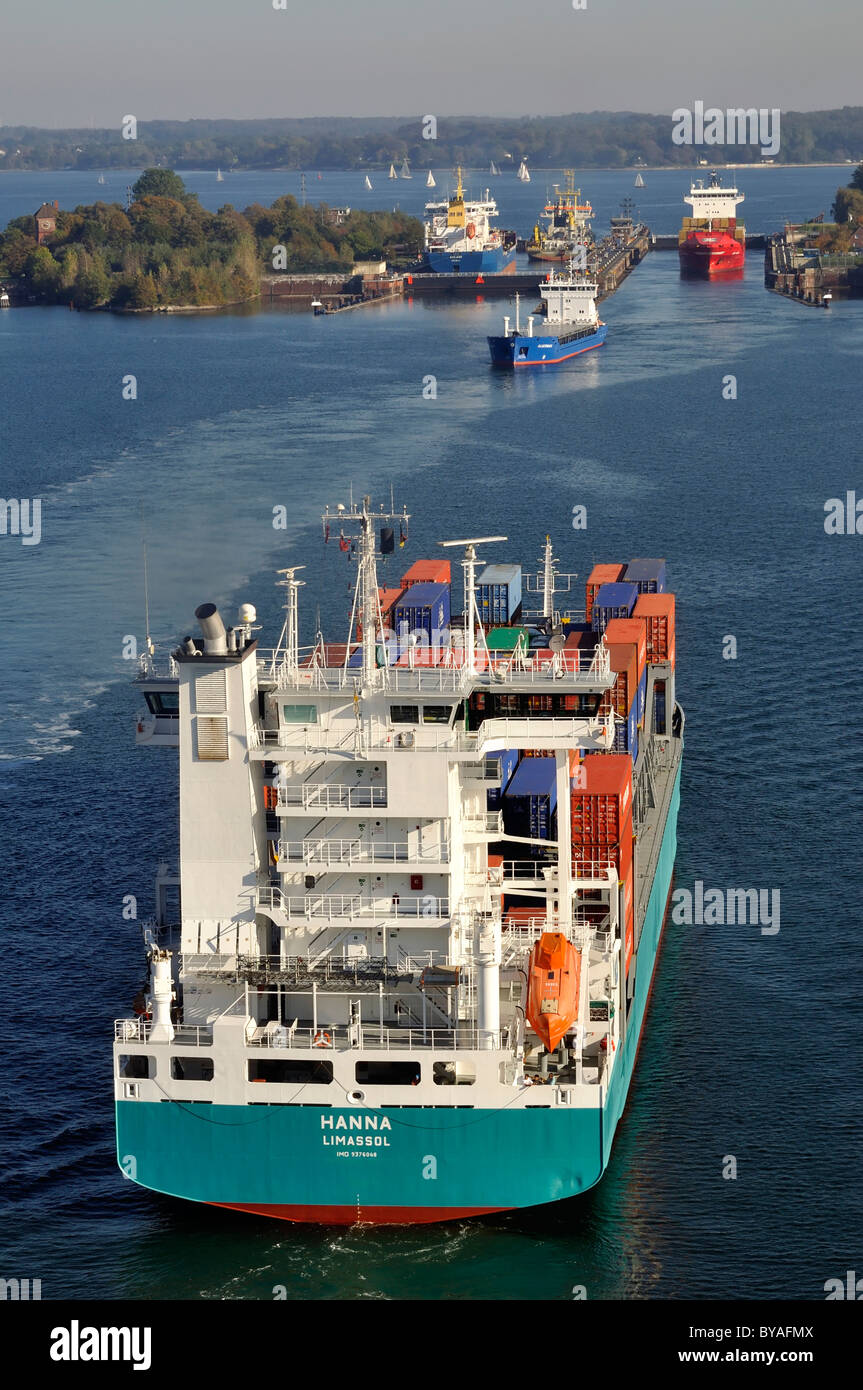 Shipping Container schiffe bei holtenau Lock, Nord-Ostsee-Kanal, Kiel, Schleswig-Holstein, Deutschland, Europa Stockfoto