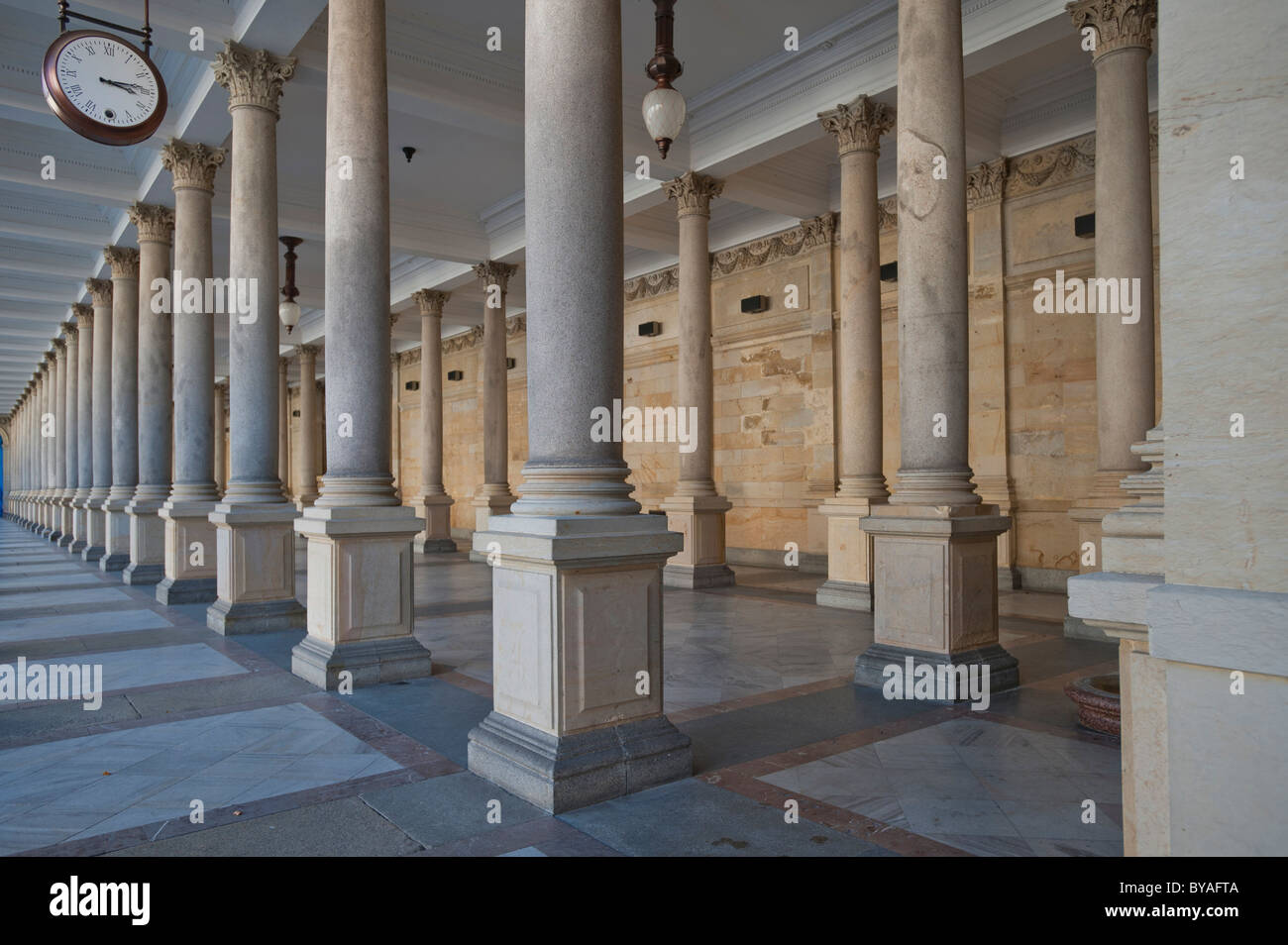 Fräsen Sie, Kolonnade, Mlynska Kolonnade, Carlsbad, Karlovy Vary, Böhmen, Tschechische Republik, Europa Stockfoto