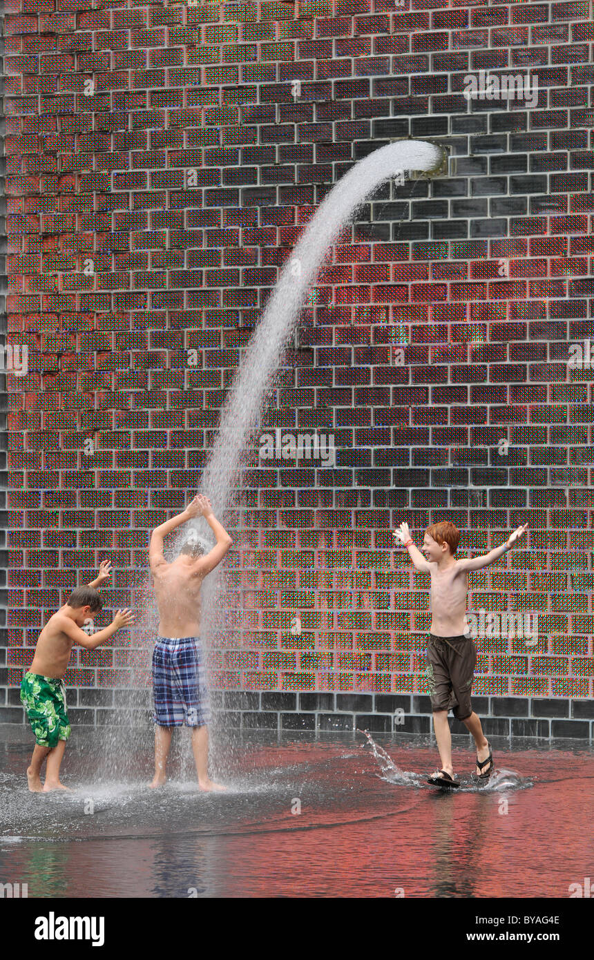 Kinder haben Spaß mit dem Brunnen von Crown Fountain, Millennium Park, Chicago, Illinois, Vereinigte Staaten von Amerika, USA Stockfoto