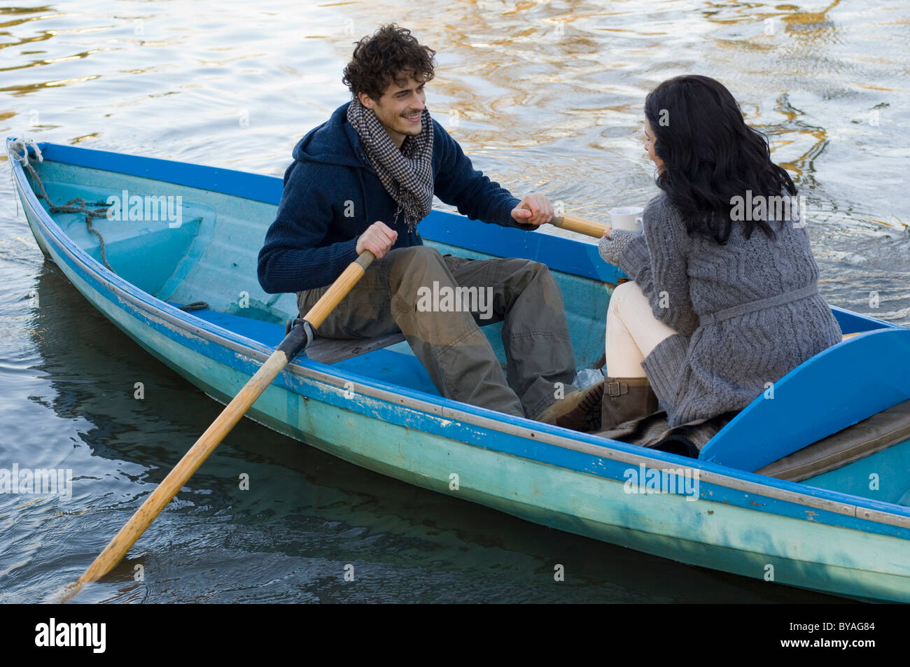 Paar im Ruderboot Stockfoto