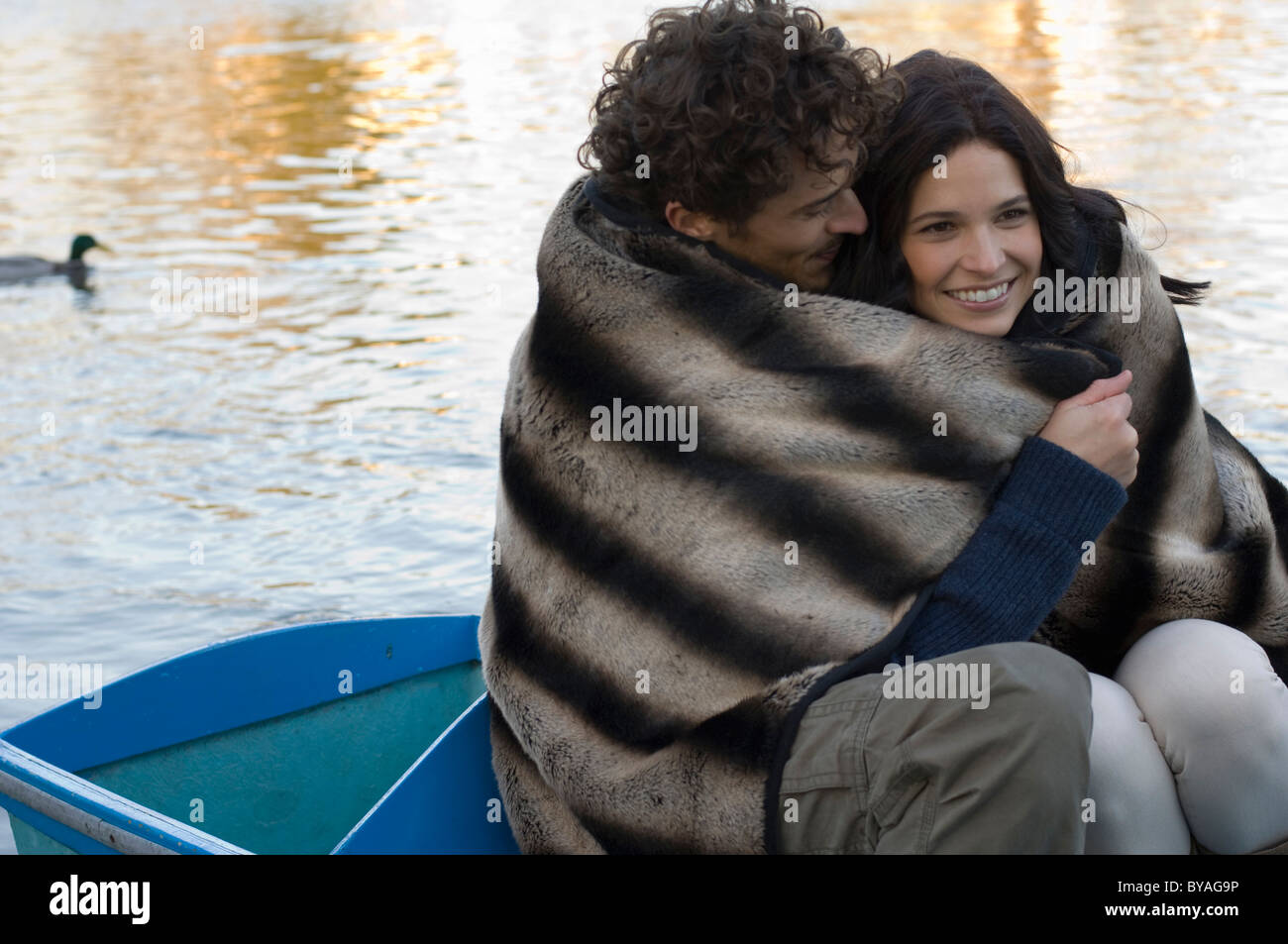 Mann und Frau unter Decke kuscheln Stockfotografie - Alamy