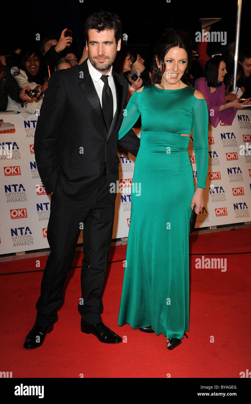 MATTHEW ROBERTSON & DAVINA MCCALL 2011 NATIONAL TELEVISION AWARDS O2 ARENA LONDON ENGLAND 26 Januar 2011 Stockfoto