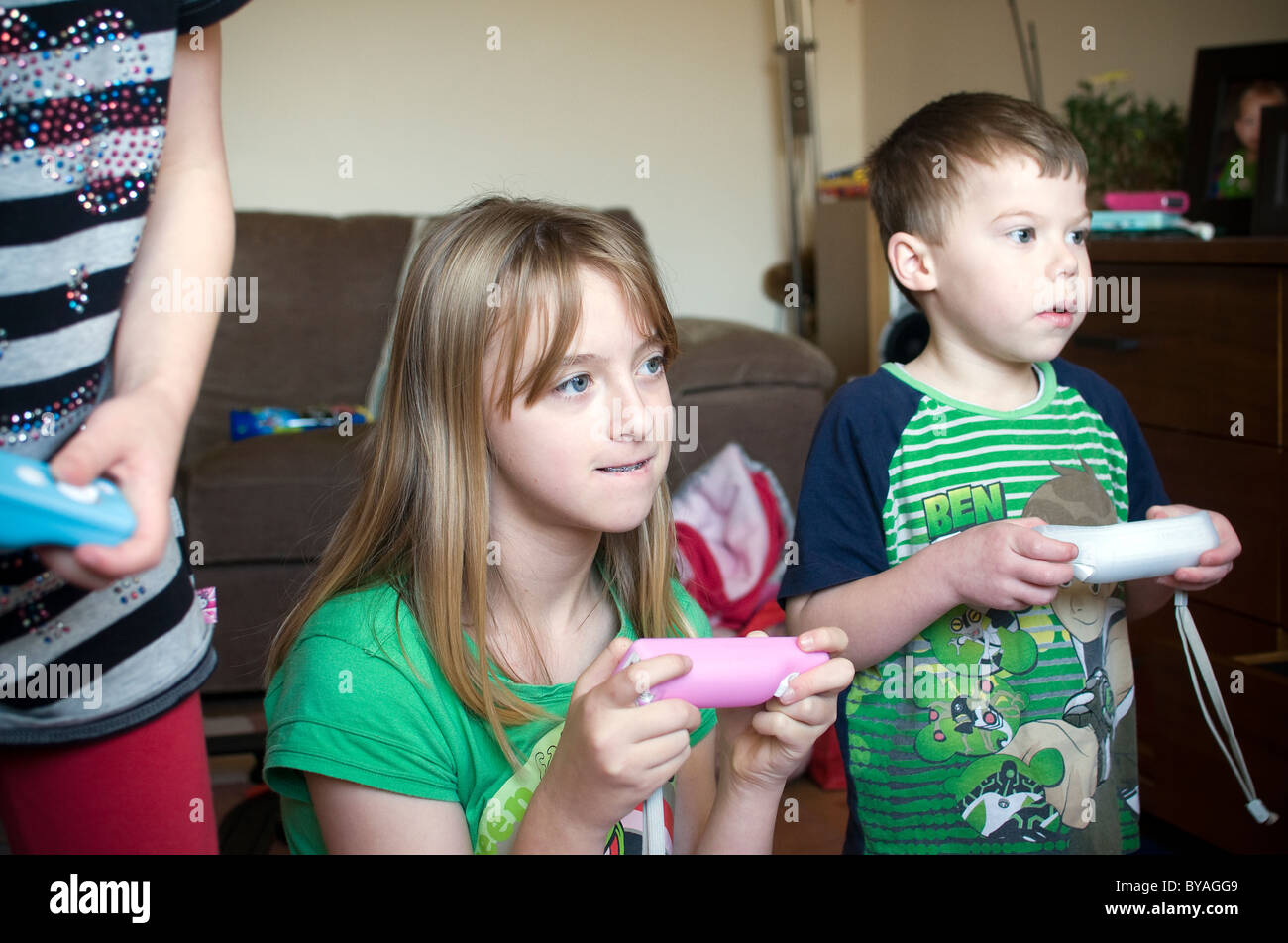 Kinder spielen auf Nintendo Wii, Spiele, Computer, Spiele, Kinder, Kind, Kindheit, Schlafzimmer Schlafzimmer beste Freund es Best Friends Stockfoto