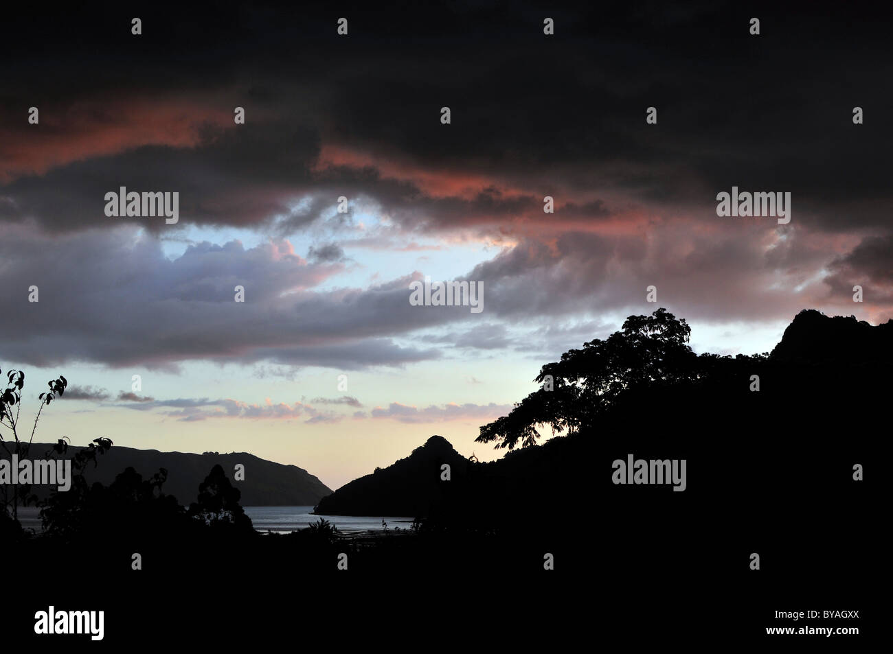 Dramatischen Abendhimmel über Huia Bucht, Waitakere Ranges Region, Neuseeland Stockfoto