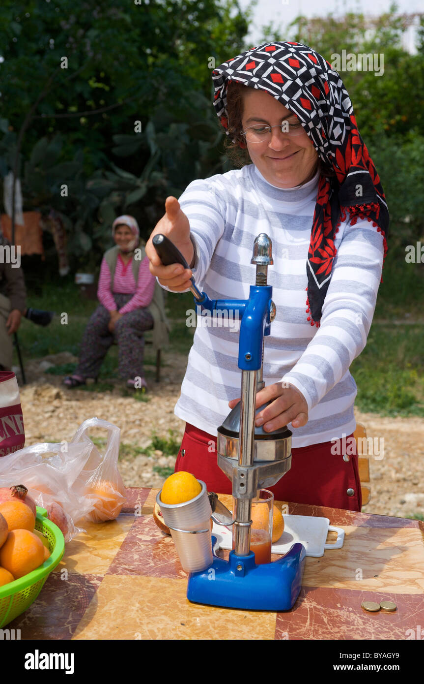 Frau frisch gepressten Orangen und Granatapfel Saft in Aspendos, türkische Riviera, Türkei, Westasien zu verkaufen Stockfoto