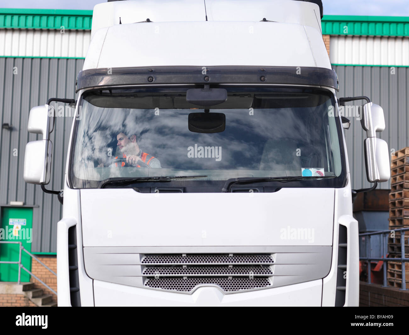 LKW-Fahrer in LKW Stockfoto