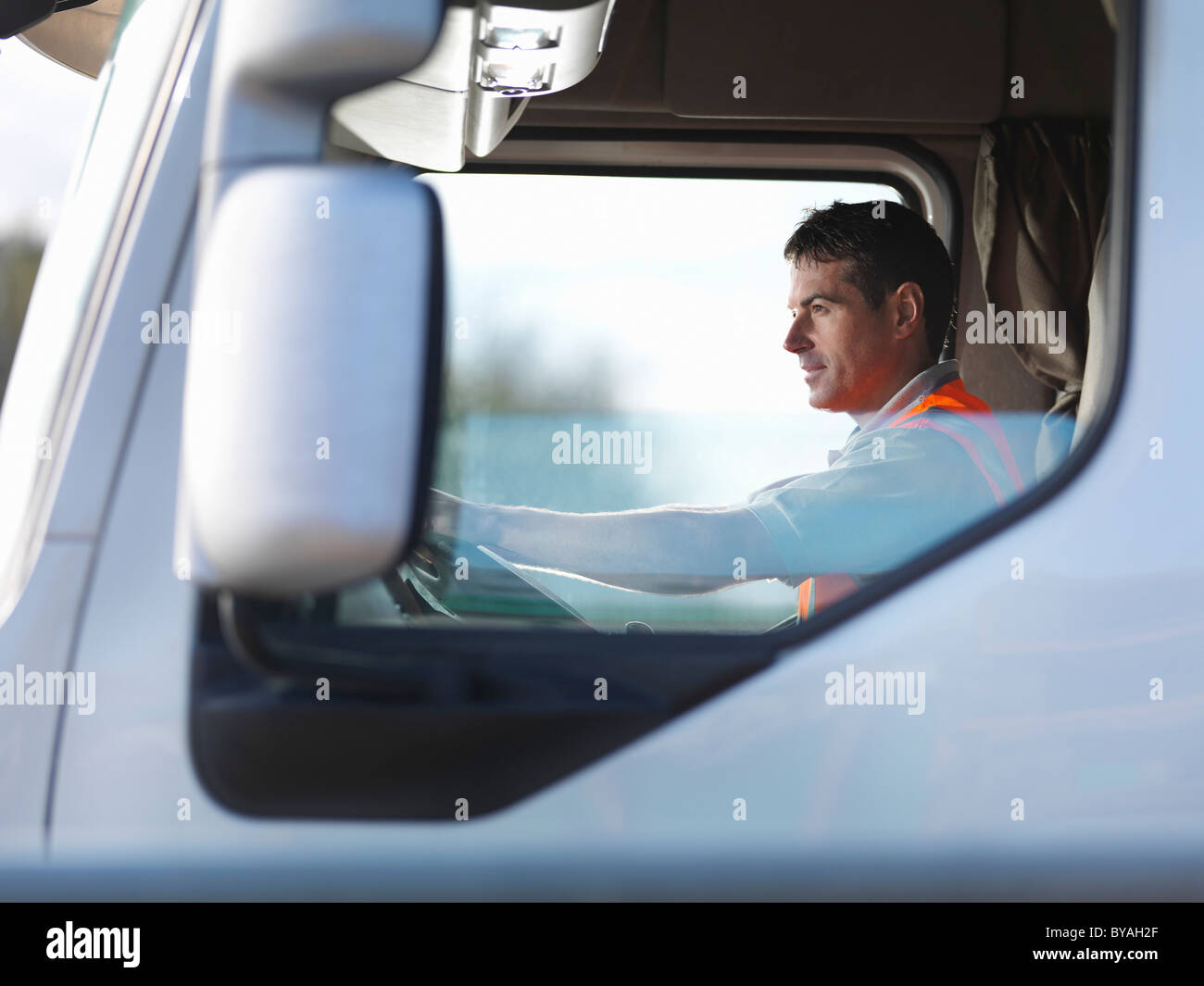 LKW-Fahrer in der LKW-Kabine Stockfoto