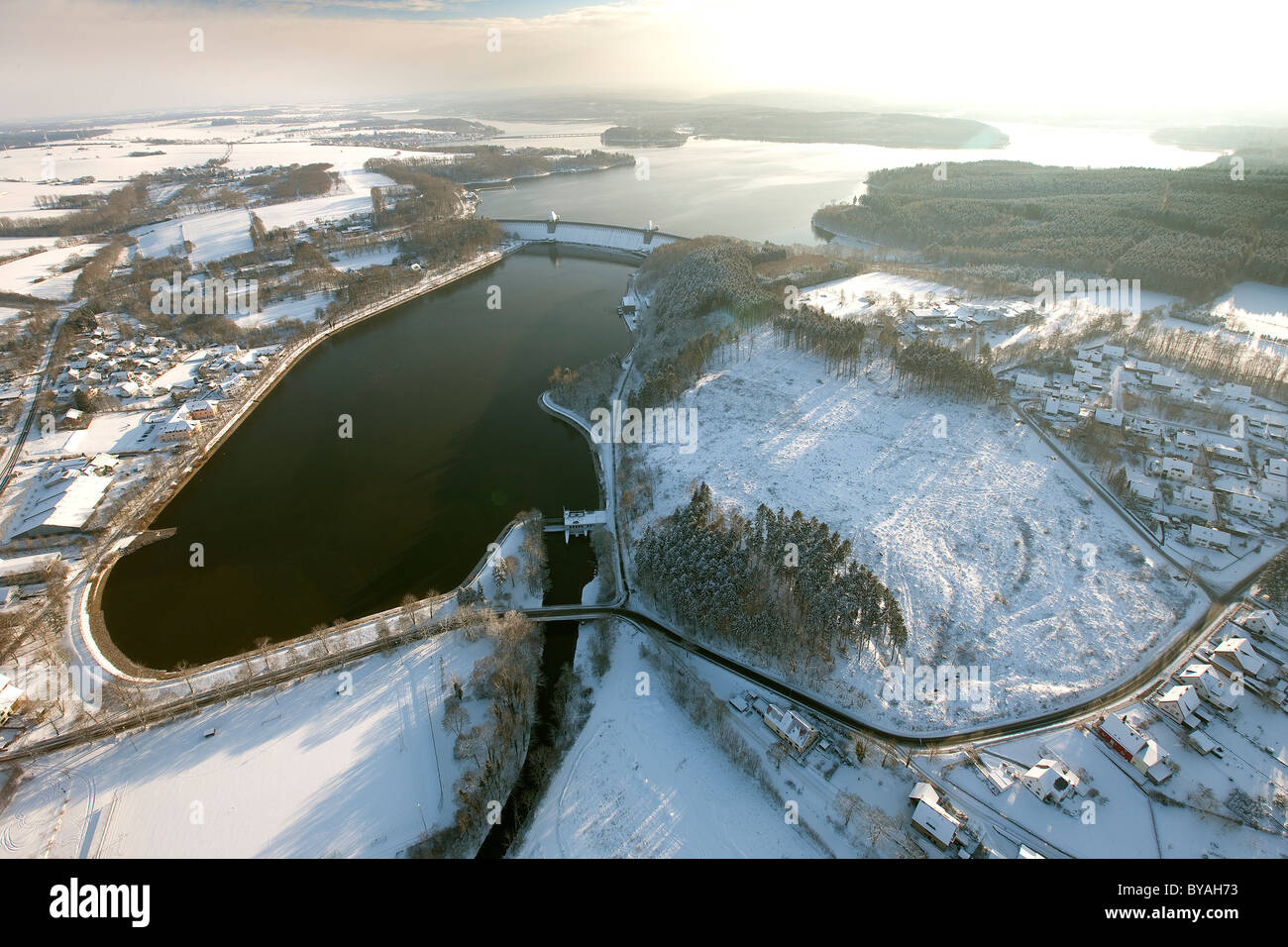Luftbild, Damm und See im Winter, Schnee, See Moehnesee, North Rhine-Westphalia, Deutschland, Europa Stockfoto