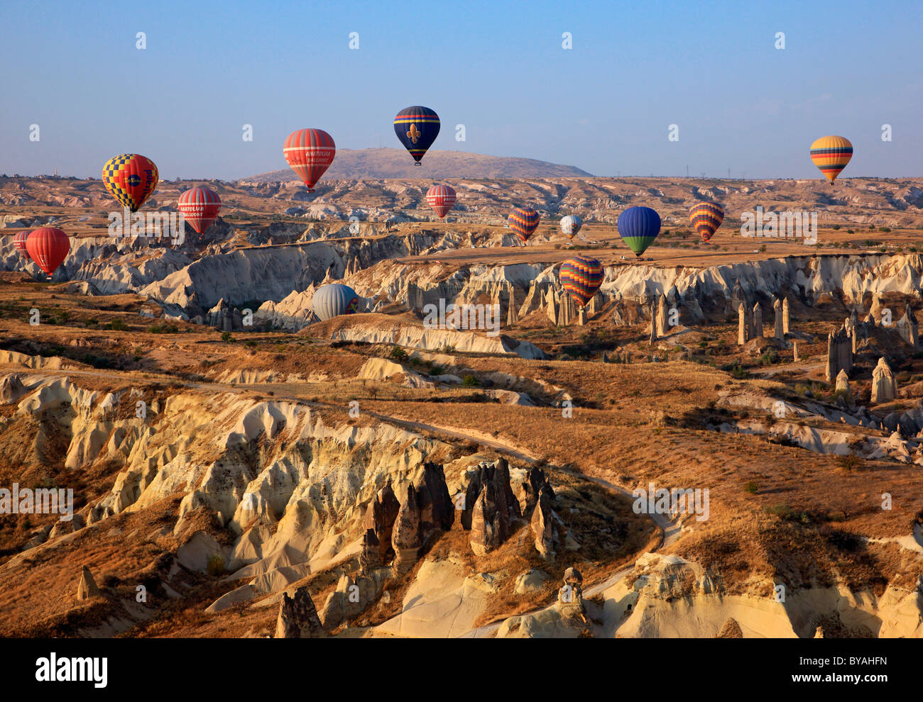 Ballonfahrt über die spektakuläre Landschaft von Kappadokien, Türkei. Auf  diesem Foto, über Liebe Tal zu fliegen Stockfotografie - Alamy