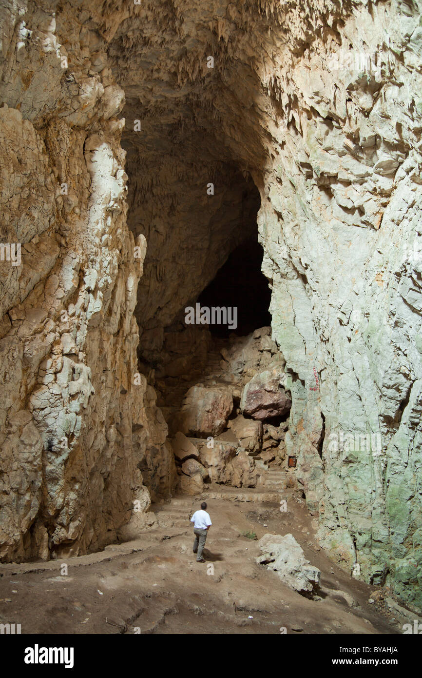 Mann in Petnicka Pecina Höhle Petnica unterirdischen Höhle abstrakt Stockfoto