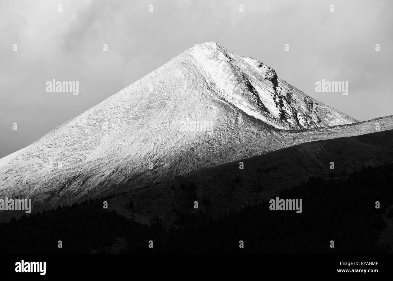 Schwarz und weiß, schneebedeckten Gipfel der Samson oder Schiffbruch-Berg, Maligne Valley, Jasper Nationalpark, Rocky Mountains, Alberta, Kanada Stockfoto