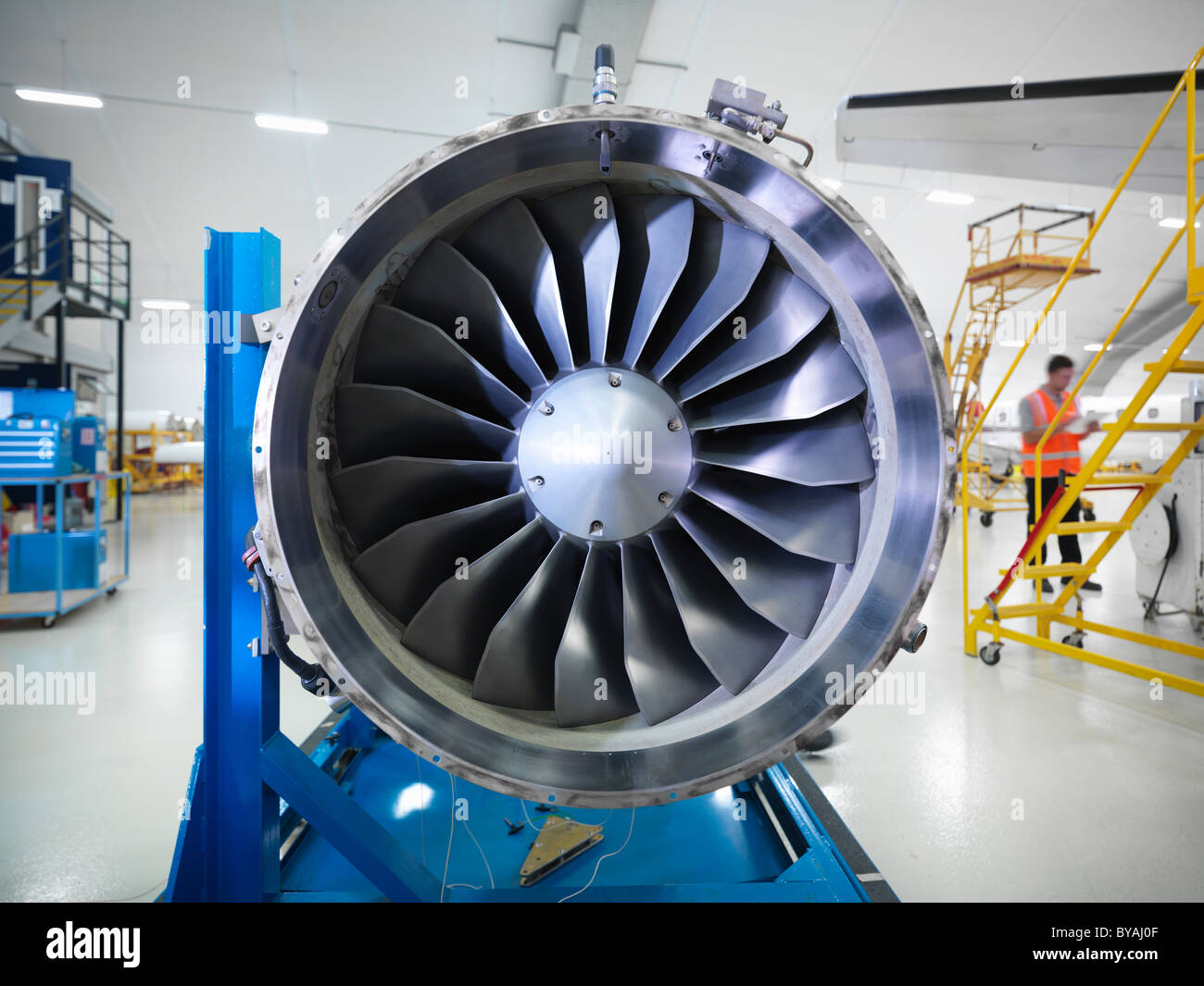 Jet-Engine im Flugzeughangar Stockfoto