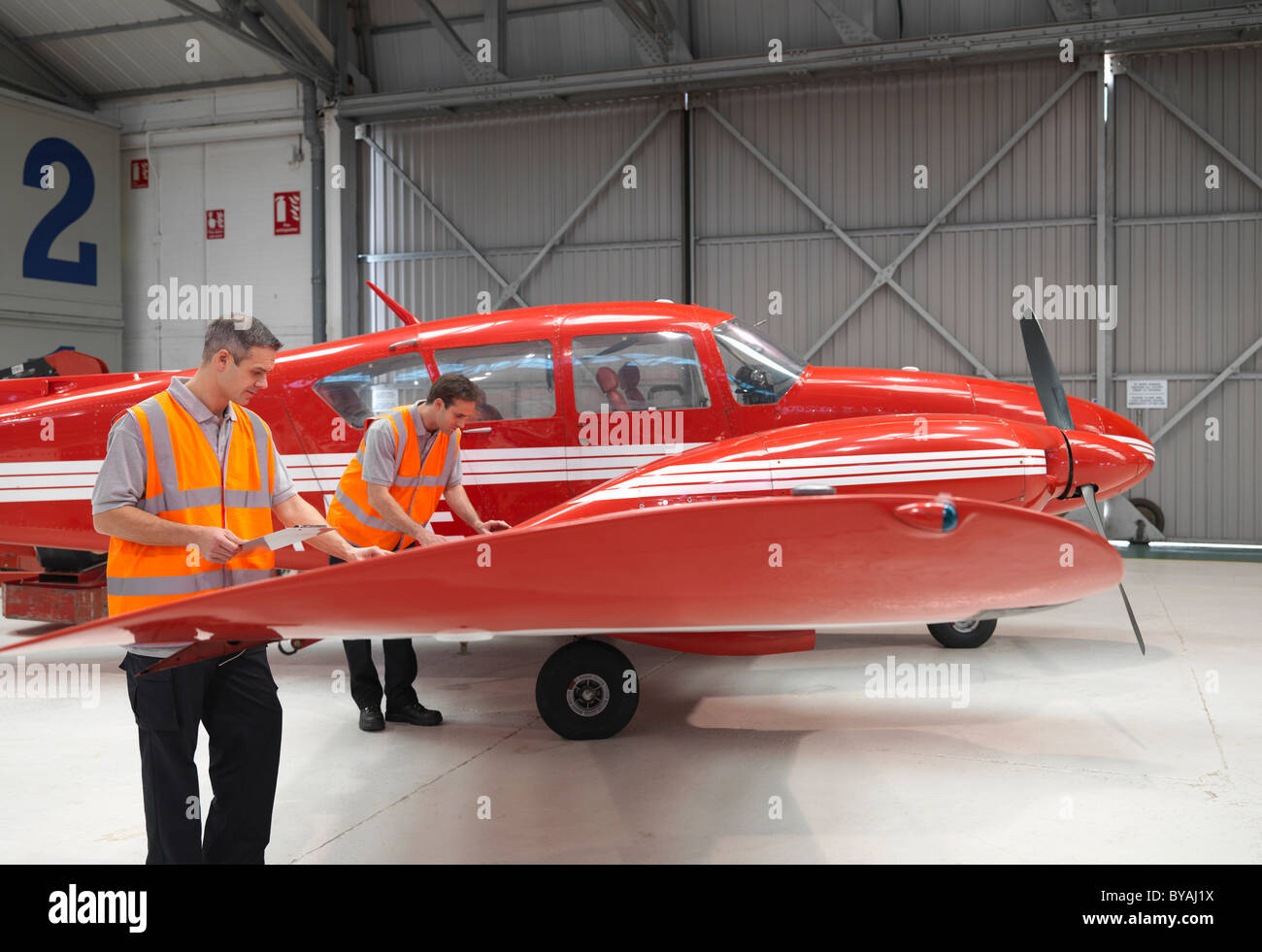 Ingenieure prüfen Turboprop-Flugzeuge Stockfoto