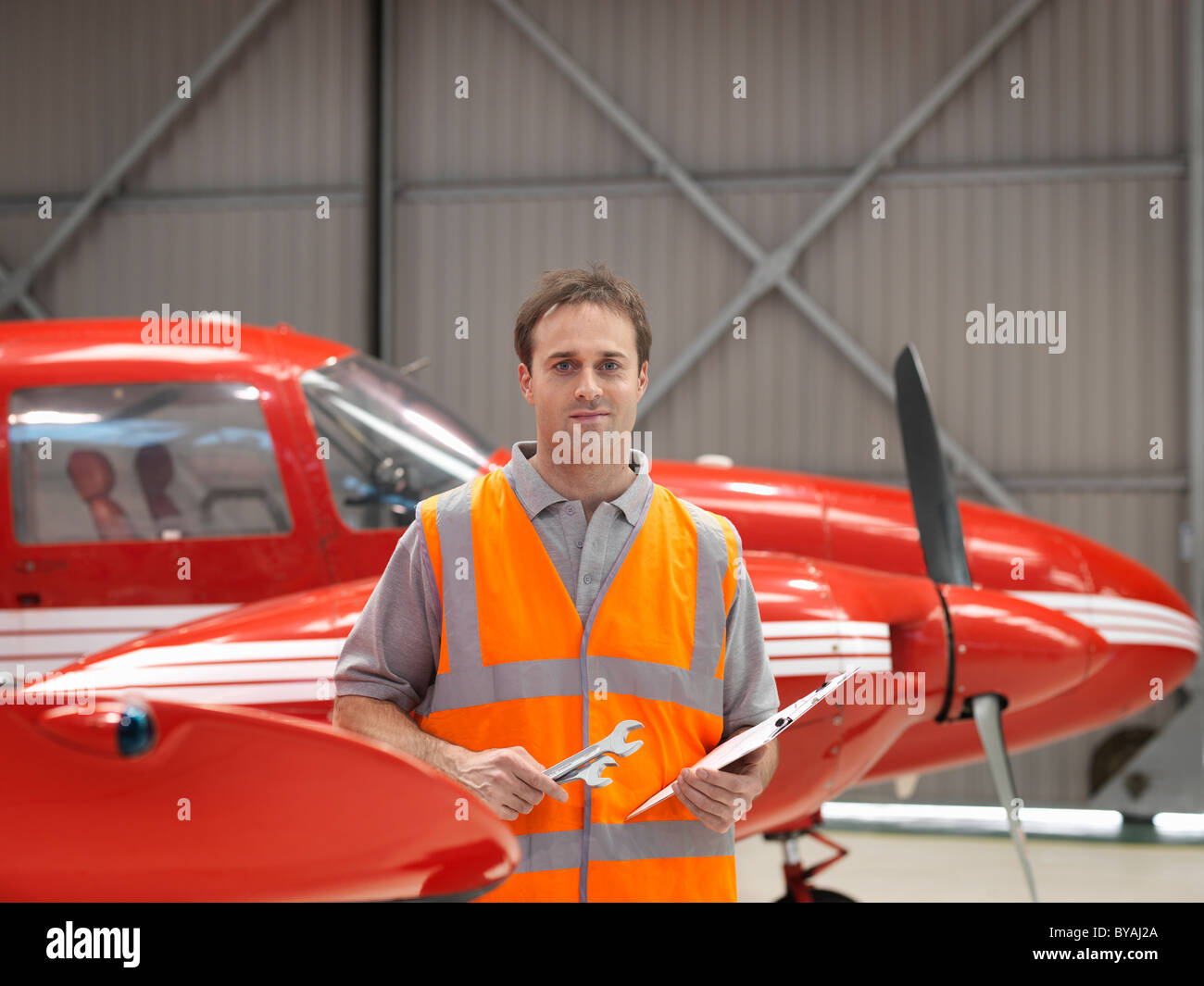 Ingenieur mit Turboprop-Flugzeugen Stockfoto