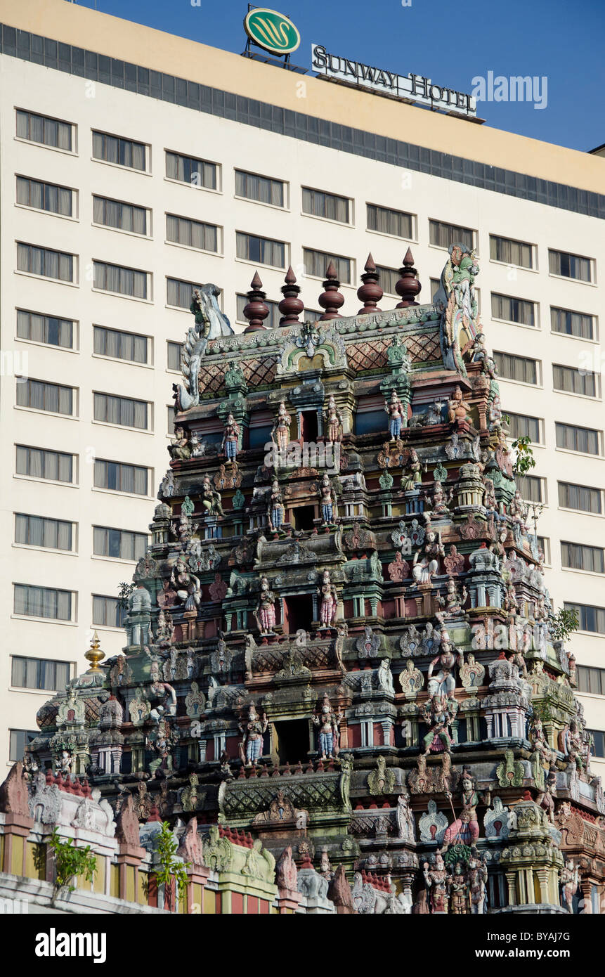 Malaysia, Insel Penang, Georgetown. Die Innenstadt von Hindu-Tempel vor Sunway Hotel. Stockfoto