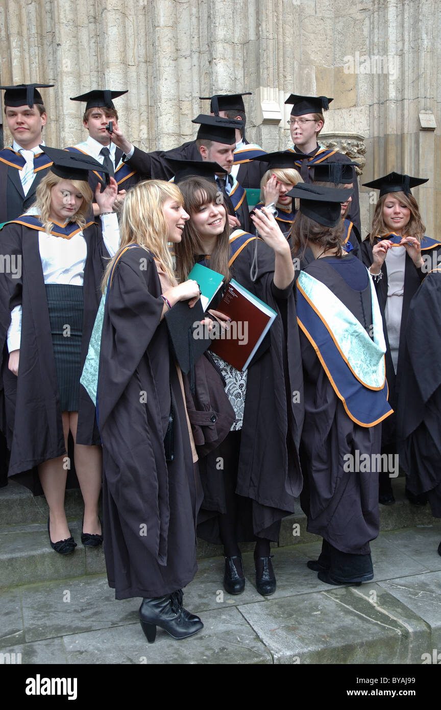 Absolventen der Universität York St. John feiern außerhalb York Minster, York, England, UK Stockfoto