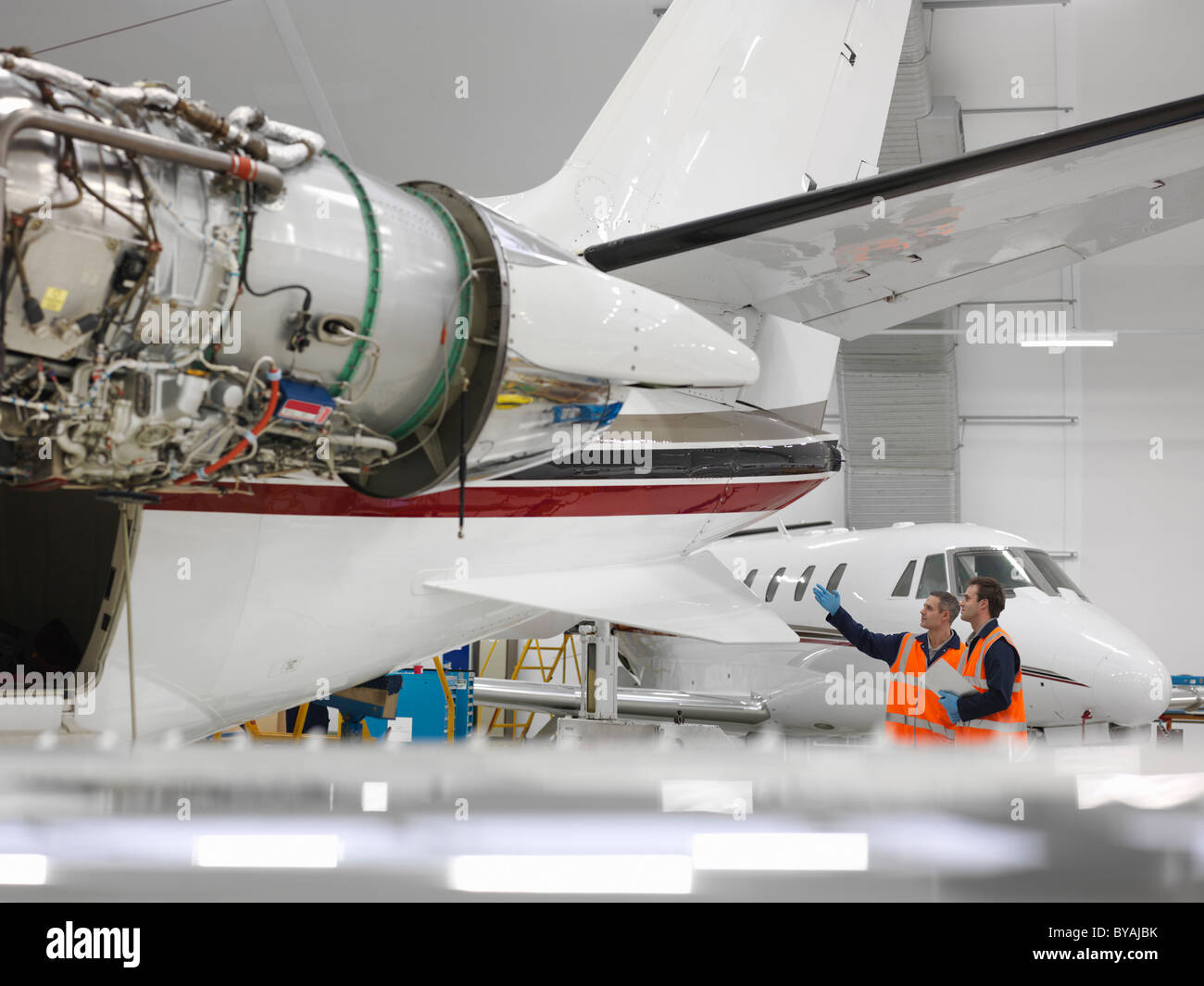Ingenieure prüfen Düsenflugzeug Stockfoto