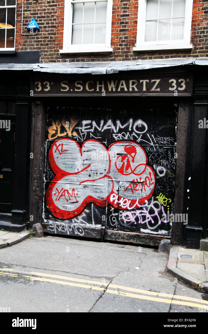Eine alte Ladenfront Old Street bedeckt in Graffiti. London Stockfoto