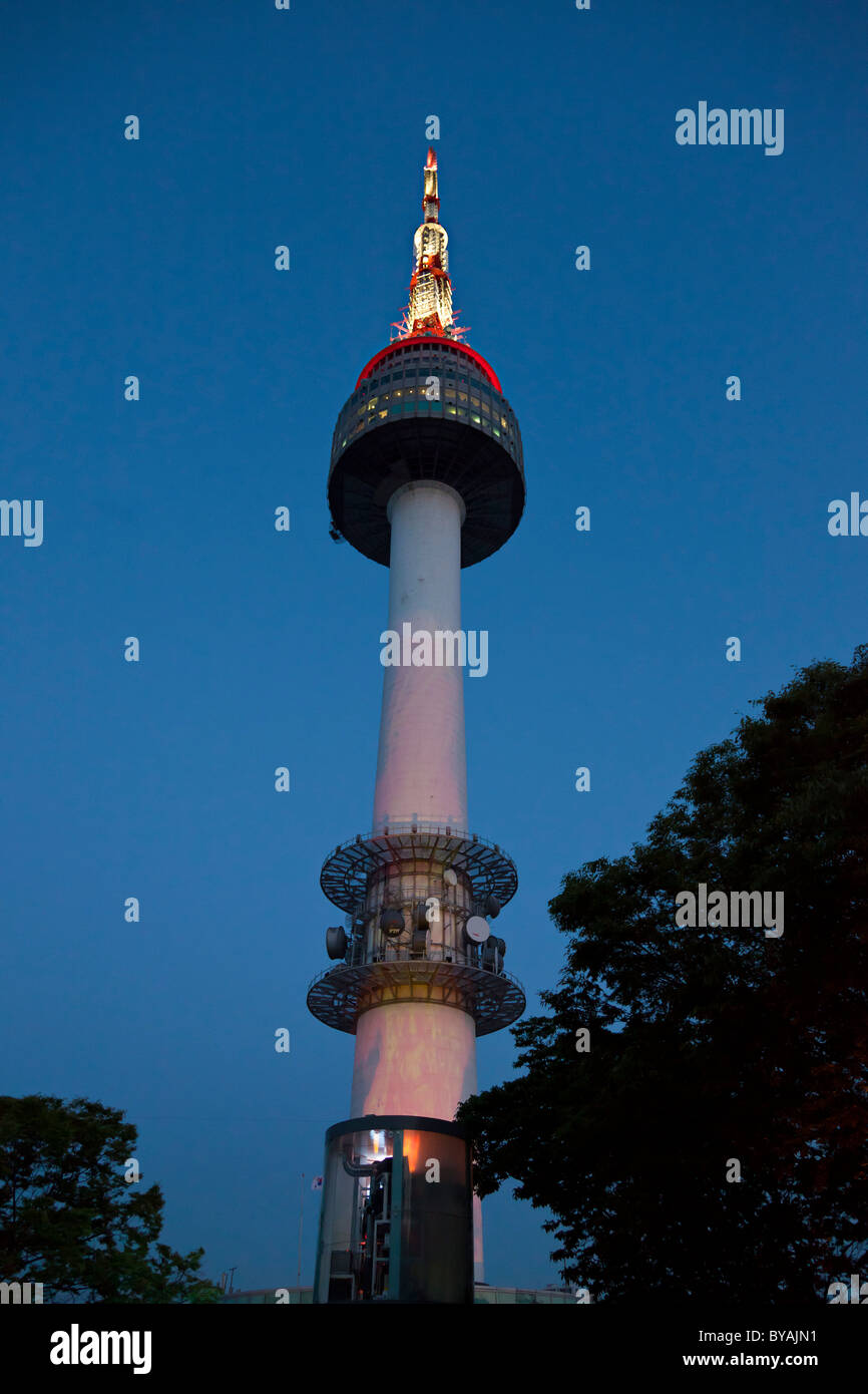 Seoul-Turm am Namsan, South Mountain, in der Abenddämmerung Seoul in Südkorea. JMH3948 Stockfoto