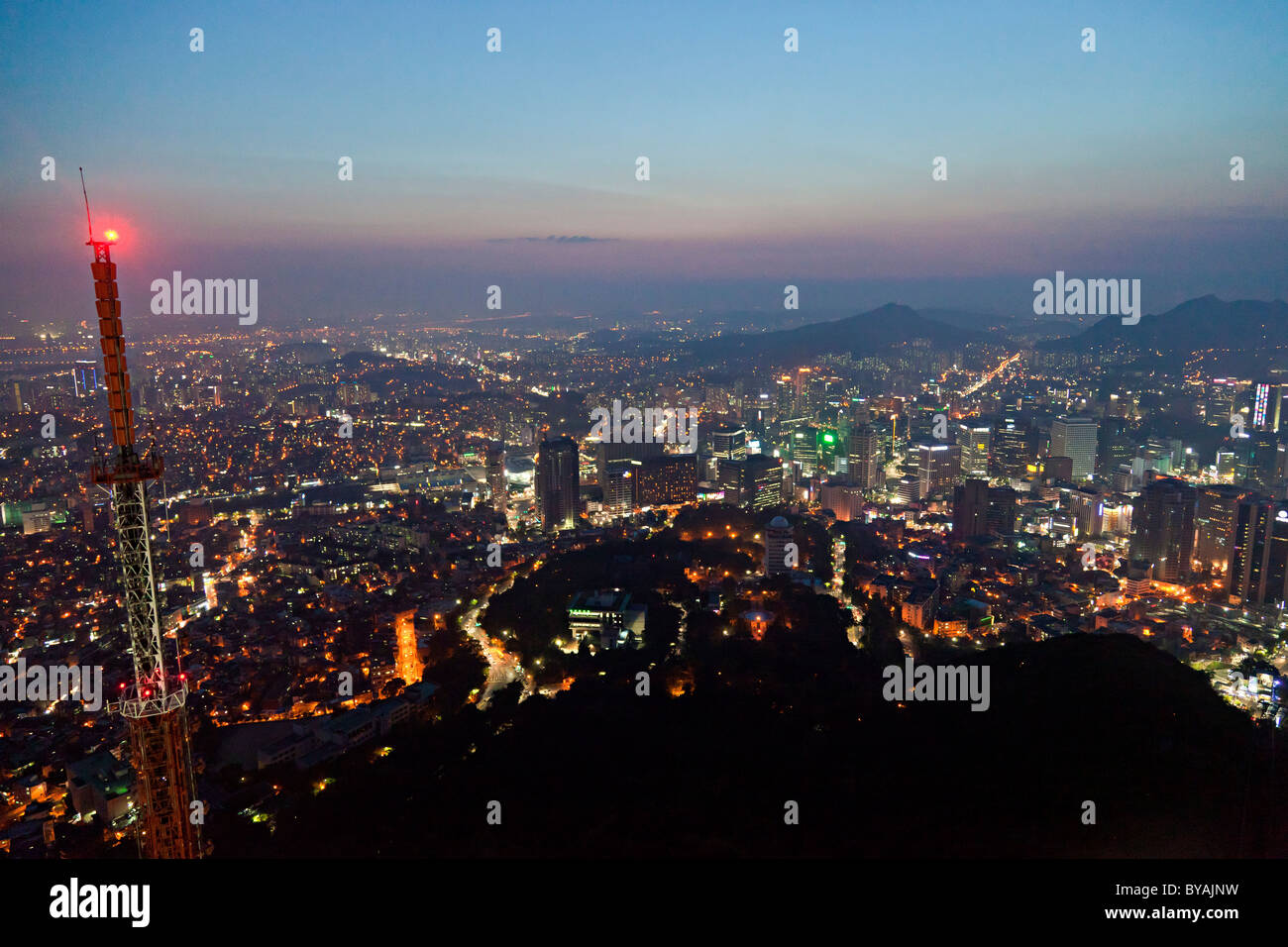 Die Innenstadt von Seoul in der Nacht von Seoul Tower am Namsan, South Mountain, Seoul, Südkorea. JMH3949 Stockfoto