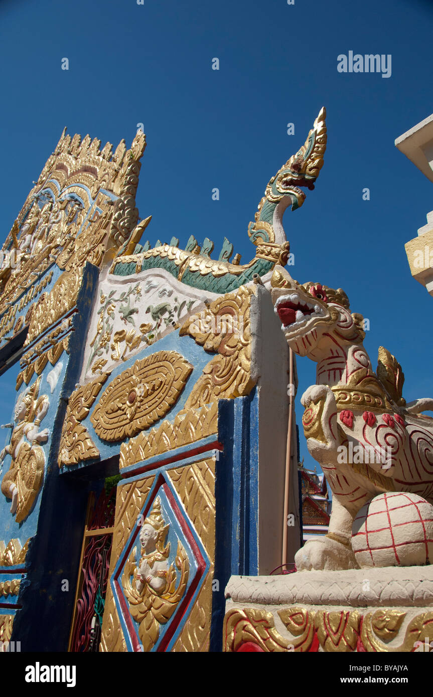 Malaysia, Insel Penang. Thai-buddhistischer Tempel (aka Wat Chaiyamangalaram). Reich verzierte goldene Eingangstor. Stockfoto