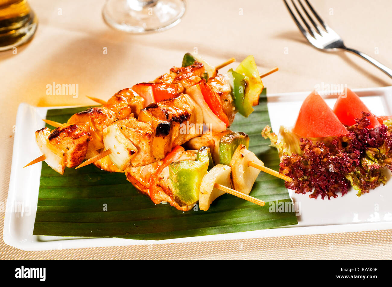 frische Hähnchen und Gemüse Spieße auf ein Palm-Leaf-thai-Stil Stockfoto