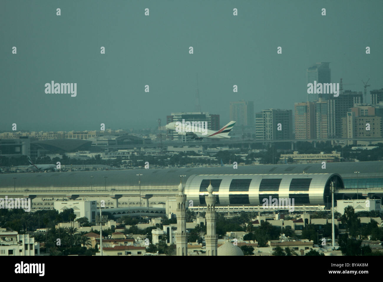Ein Flugzeug startet vom neuen Flughafen terminal Stockfoto