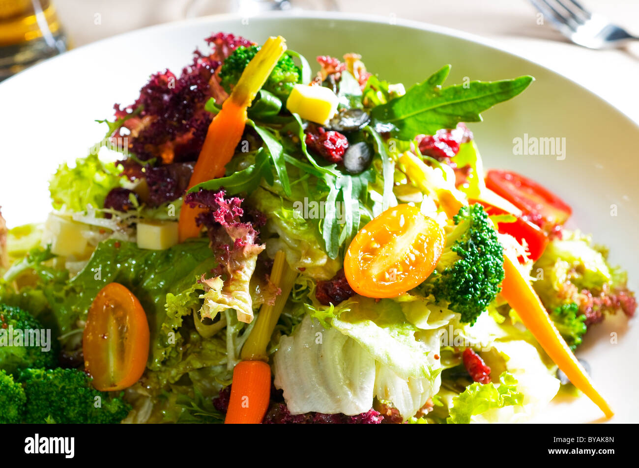 frisches Gemüse Salat extrem nah oben, sehr gesunde Ernährung Stockfoto