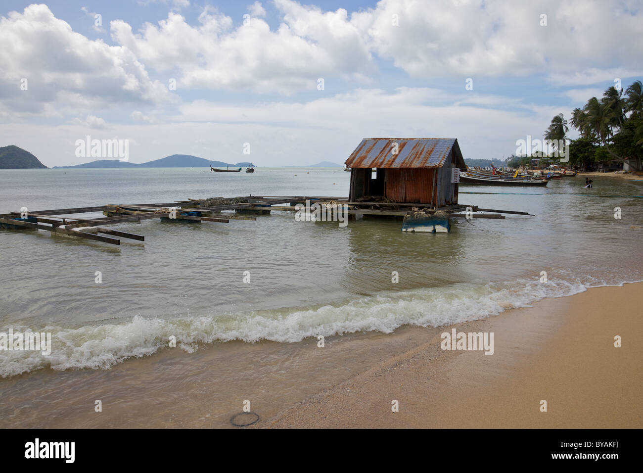Eine Fischfarm-Haus am Strand in Chalong Bay, Phuket Thailand Stockfoto