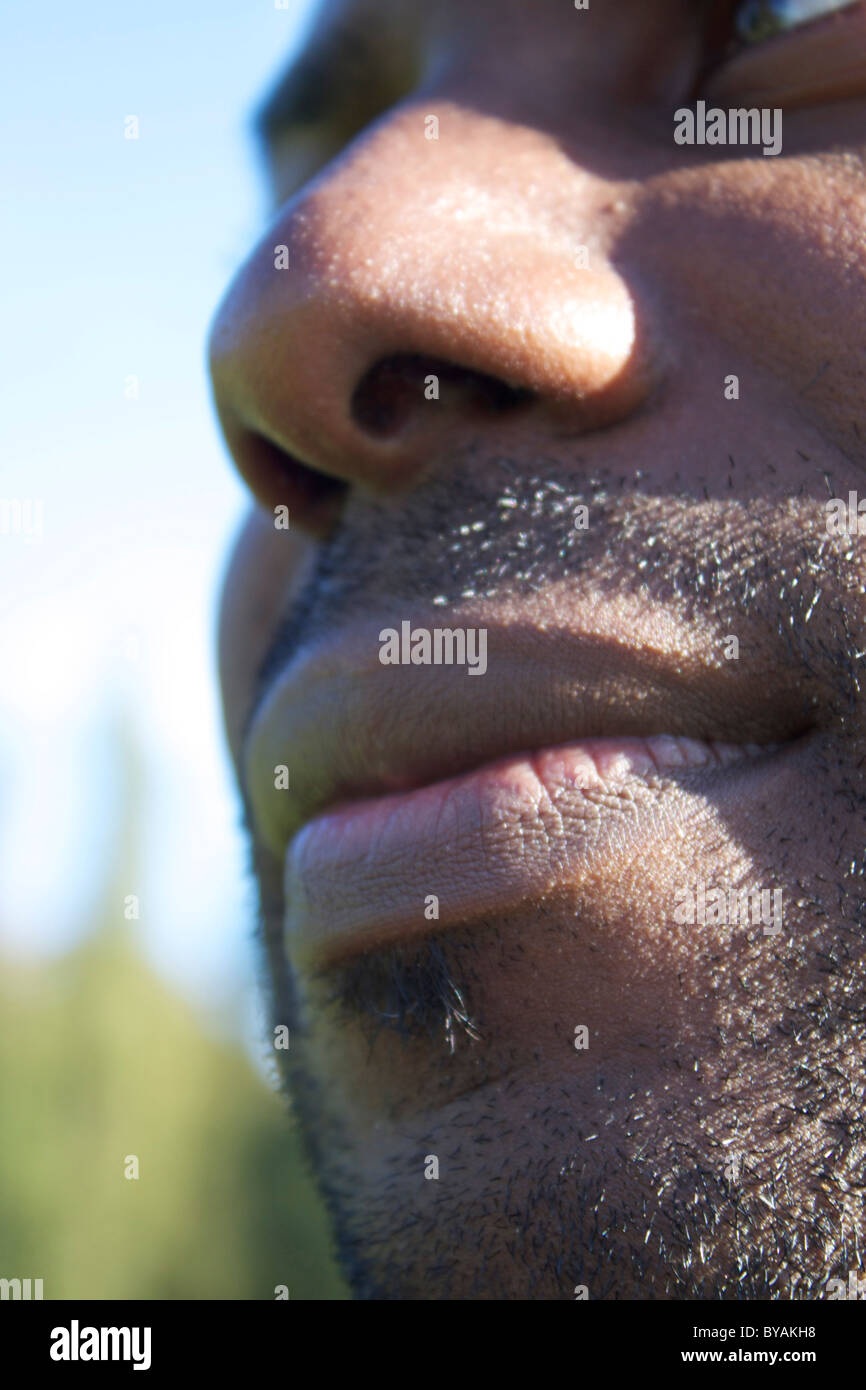 Stoppeln und Lippen der Afro-Karibischen männlichen Schuss außerhalb Stockfoto