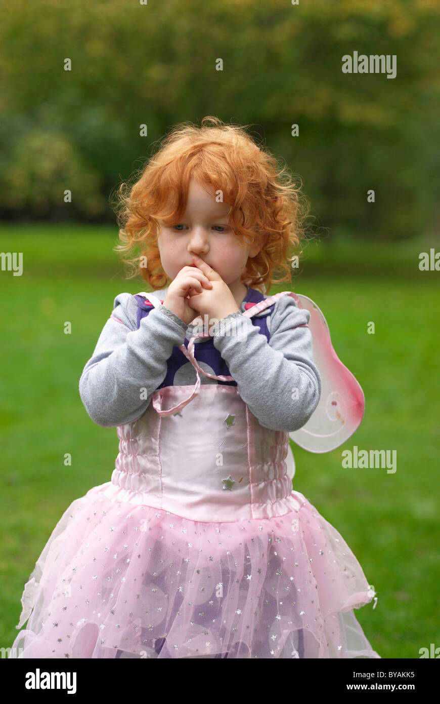 Junges Mädchen im Märchen Outfit im Garten Stockfoto, Bild