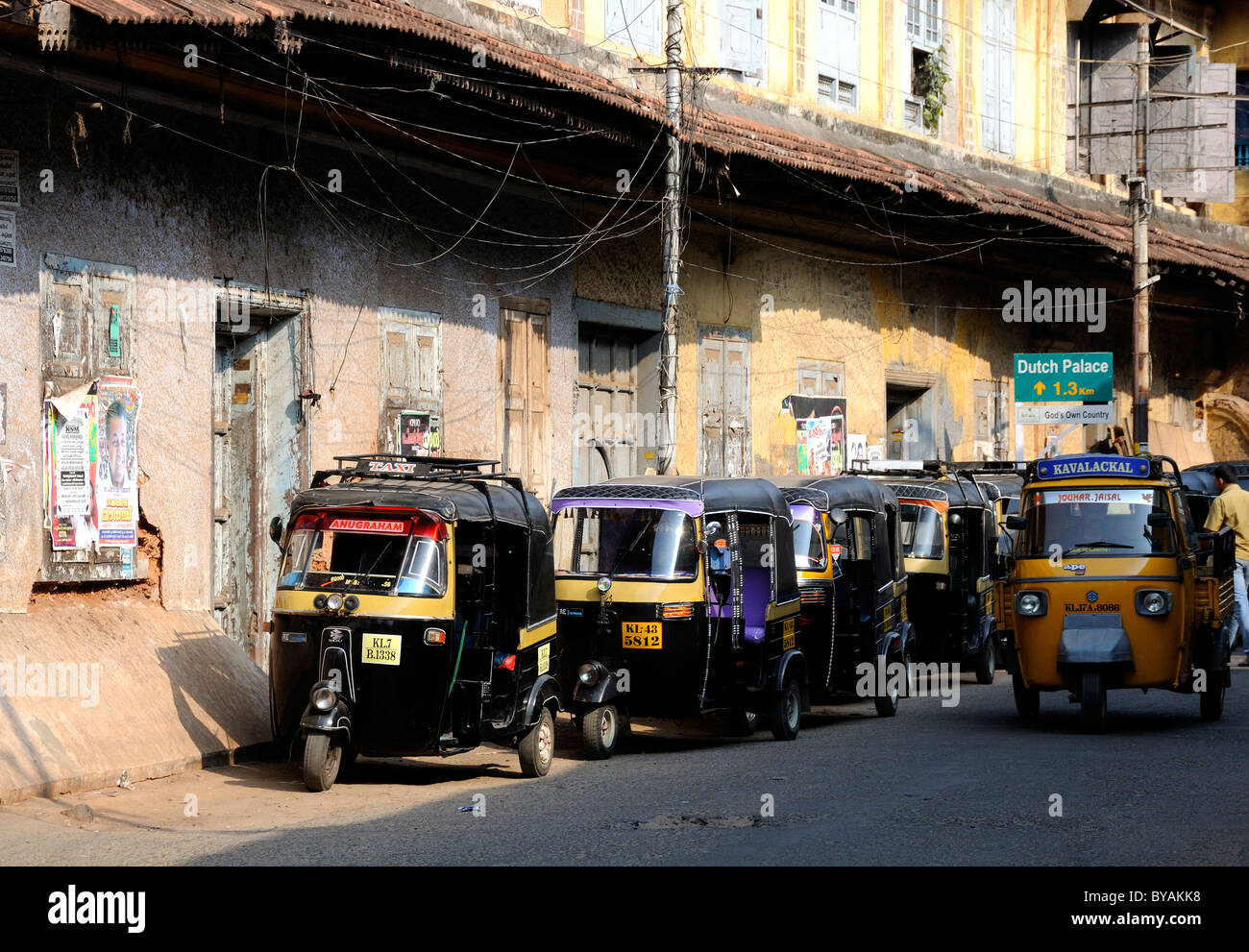 Straßenszene mit Tuk Tuks warten Tarife Mattancherry, Cochin, Kerala, Indien Stockfoto