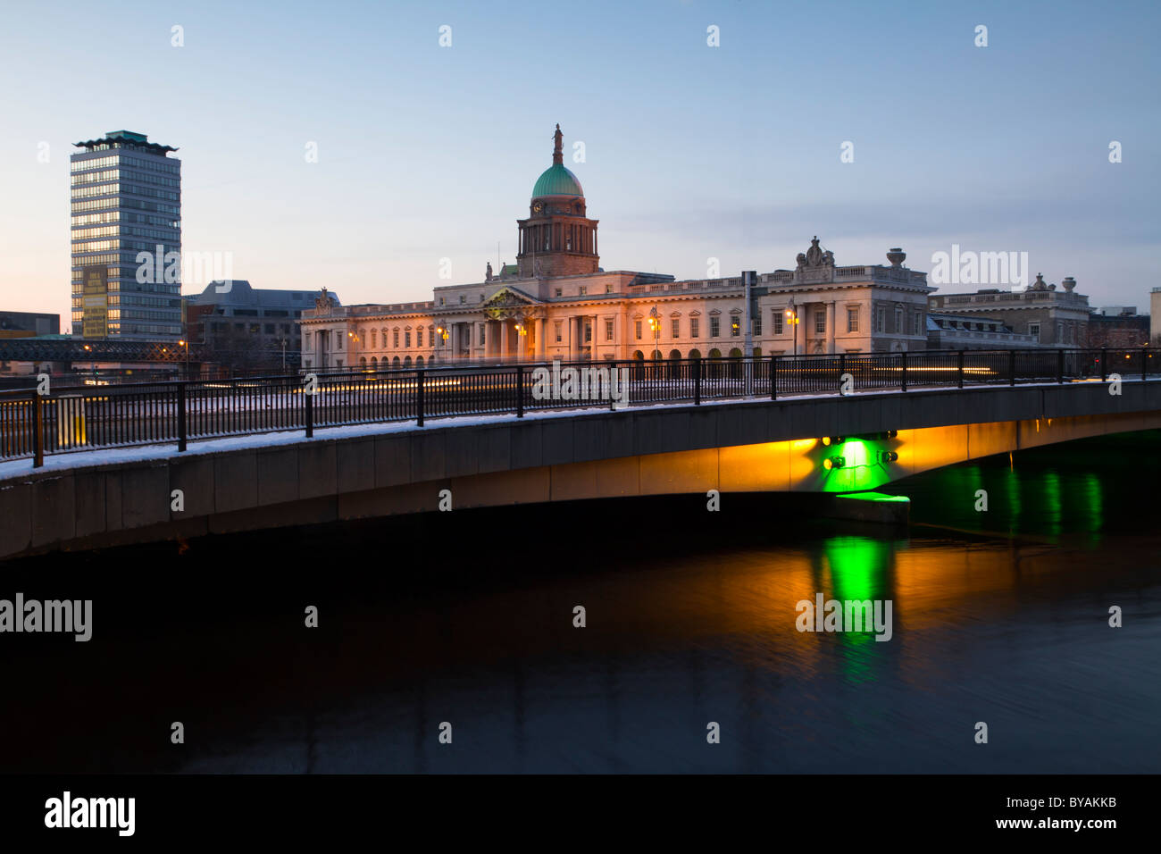 Das Custom House in Dublin in der Nacht beobachtet über den Fluss Liffey Stockfoto